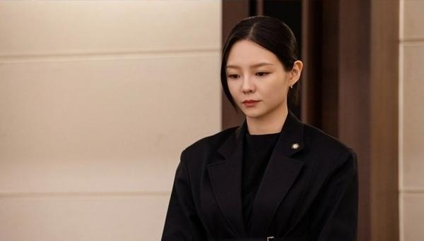 Lee Som as elite lawyer Han Na Hyun in Phantom Lawyer Korean drama