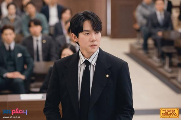 Yoo Yeon Seok as Shin Yi Rang in Phantom Lawyer Korean drama
