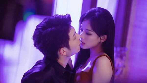 Fan Zhixin and Lu Zhaohua in a romantic scene from Turbulent Love