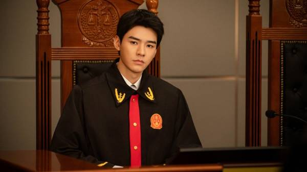 Gong Jun as a family court judge in Hold a Court Now drama