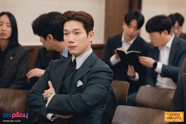 Kim Kyung Nam as Yang Do Gyeong in Phantom Lawyer Korean drama