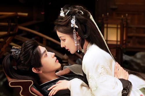 Dilraba Dilmurat and Chen Feiyu in a romantic scene from Love Beyond the Grave