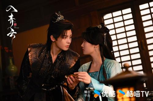 Romantic moment between Ji Bozai and Ming Yi in Love in the Clouds