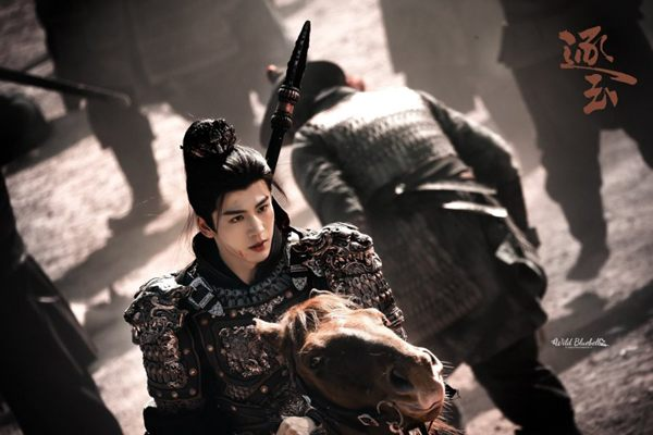 Zhang Linghe as Xie Zheng in armor in Pursuit of Jade
