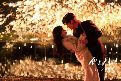 Wei Zheming and Zheng Hehuizi in an emotional reunion scene