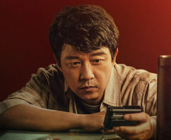Pan Yueming as He Yuanhang in Light to the Night review crime drama scene