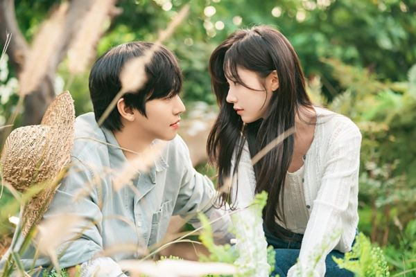 A romantic healing scene from the SBS drama Sold Out on You