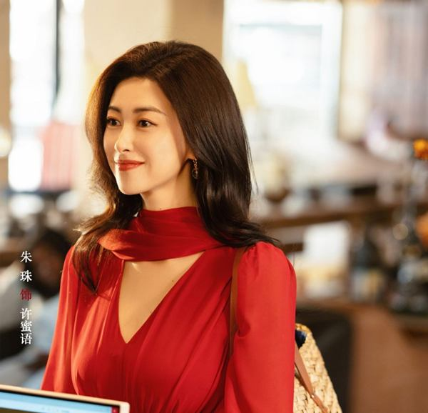 Zhu Zhu as Xu Miyu in the Purong Hotel lobby in The Epoch of Miyu