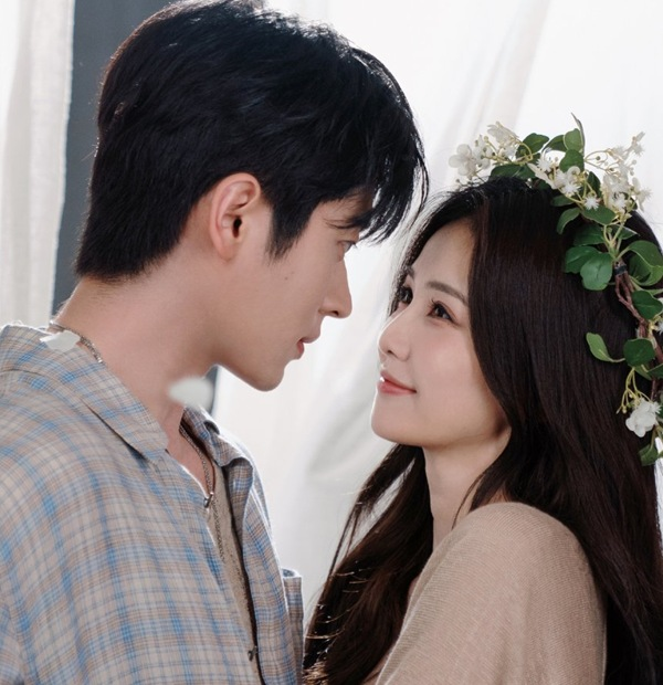 Tense chemistry scene between Bai Lu and Cheng Lei in The First Jasmine
