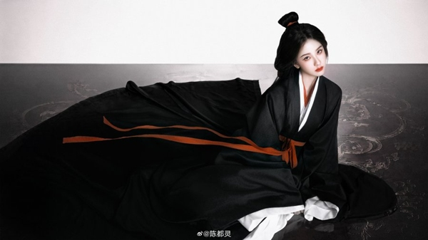 Chen Duling as the calculating dark heroine Chu Chao in Ashes to Crown