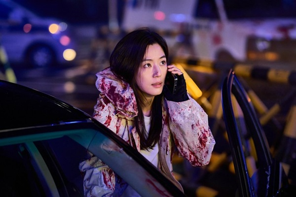 Actress Jun Ji-hyun as professor Kwon Se-jung analyzing infected behavior in the sci-fi horror film Colony.