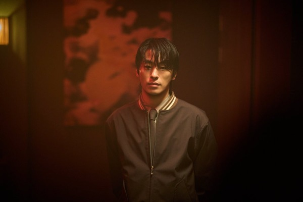 Koo Kyo-hwan portraying the unhinged scientist Dr. Seo Young-chul in Yeon Sang-ho’s film Colony.