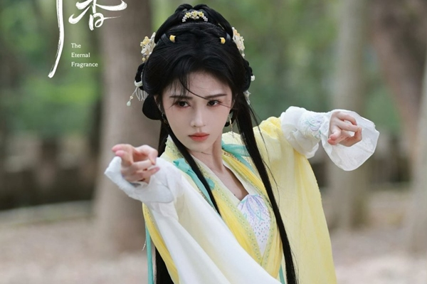 Ju Jingyi in ethereal white immortal robes as Jiang Lifei in The Eternal Fragrance