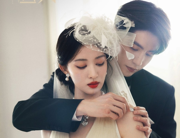 Murong Qingyi and Ren Susu in Overdo Republican romance