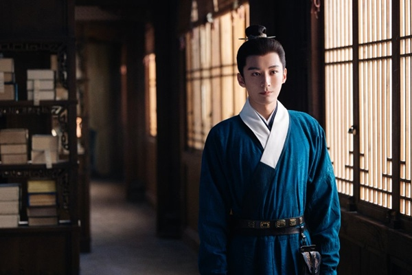 Liu Xueyi wearing noble robes as Lin Jinqi in the Tencent historical series