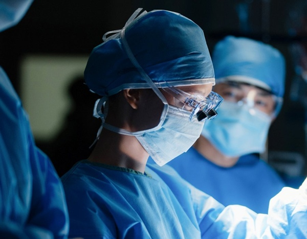 Gye Su-jung demonstrating her surgical skills in Doctor X Mafia in White