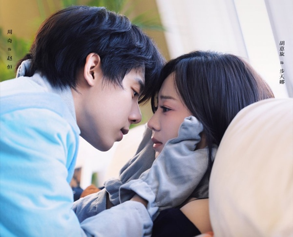 Zhao Jinmai and Wei Daxun sharing a scene in C-drama Irreplaceable