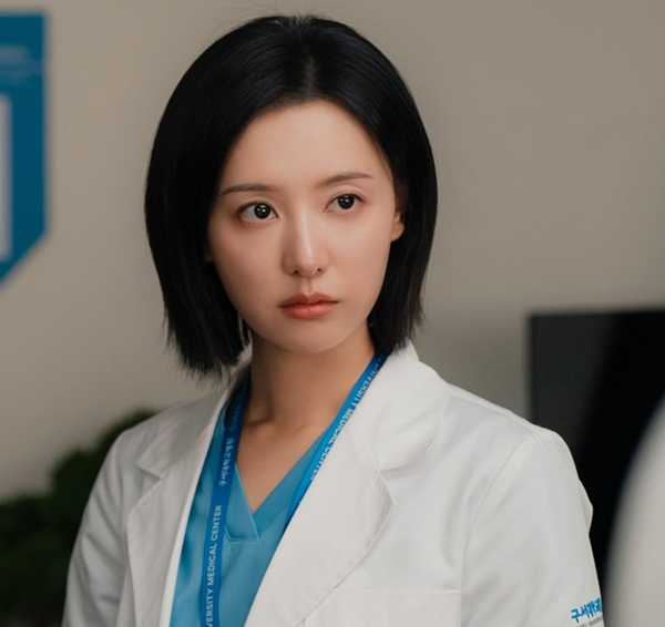Kim Ji-won as genius surgeon Gye Su-jung in Doctor X Mafia in White