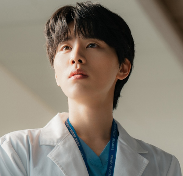 Kim Woo-seok as intern Park Tae-kyung in Doctor X Mafia in White