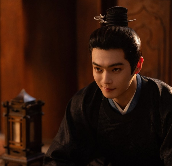 Xu Kai dressed in noble official robes as Yan Rui in the Youku drama