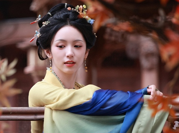 Zhou Ye wearing elegant traditional robes as Xie Qingyuan in Spring of the Blade